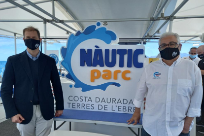 Joaquim Cristià i Jordi Rom mostrant la nova imatge i marca de l'Estació Nàutica.