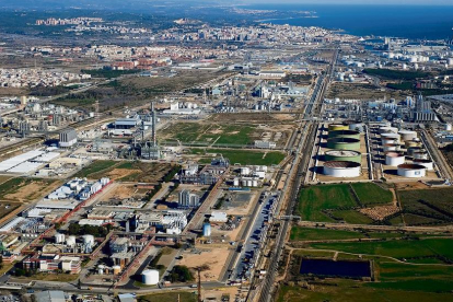 Imatge de l'expansió industrial que hi ha al voltant de la ciutat de Tarragona.