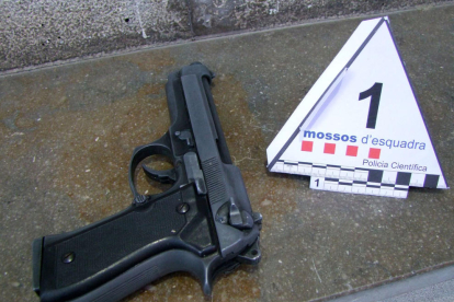 El arma de fuego intervenida al detenido por ocho robos violentos en el Baix Penedès, que usaba para intimidar a las víctimas.