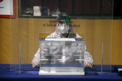 El presidente de una mesa electoral de Sant Julià de Ramis, con el EPI durante el simulacro.