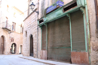 Entrada de Cal Masip, una antiga botiga de queviures i una casa annexa al Consell Comarcal de la Conca de Barberà, a Montblanc.