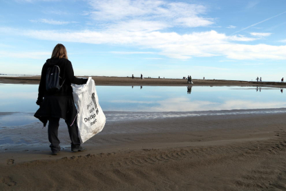 Imagen de archivo de una mujer durante la jornada del Día Mundial de las Zonas Húmedas en la playa del Trabucador.