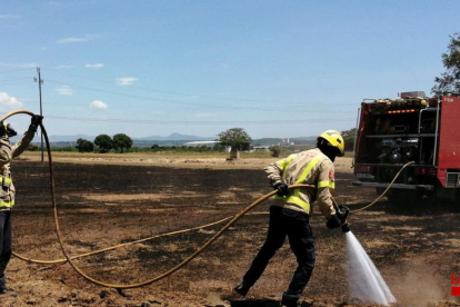 Los Bomberos extinguen dos incendios de vegetación en Vilallonga del Camp y en Riera de Gaià