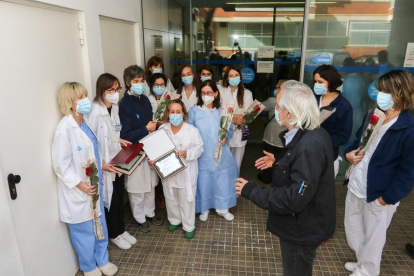 Metges i infermers del CAP Horts de Miró han rebut roses i plaques de part de l'AVV I de Maig.