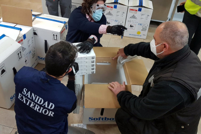 Técnicos de Sanidad revisan la nueva remesa de vacunas de Pfizer en Catalunya.