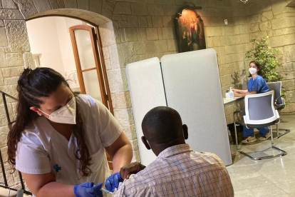 Un hombre en situación de vulnerabilidad recibiendo la vacuna en Manresa.