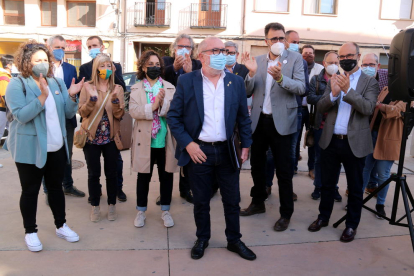 L'alcalde Roquetes, Paco Gas, acompanyat d'alcaldes i dirigents d'ERC abans d'entrar als jutjats de Tortosa