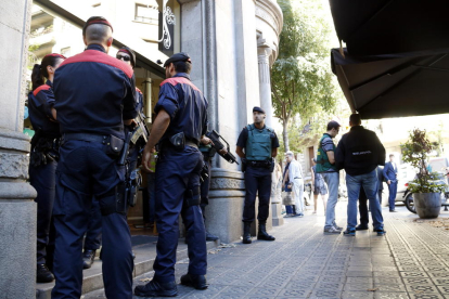 Efectius dels Mossos d'Esquadra, la Guàrdia Civil i l'Europol, en un dels escorcolls fets a Barcelona en el marc d'una operació policial europea contra la Camorra.