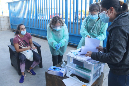 Las tres enfermeras de Freecov antes de hacer un test de antígenos.