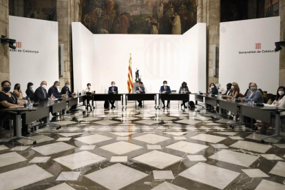 La mesa|tabla presidida por Aragonés con el resto de alcaldes.