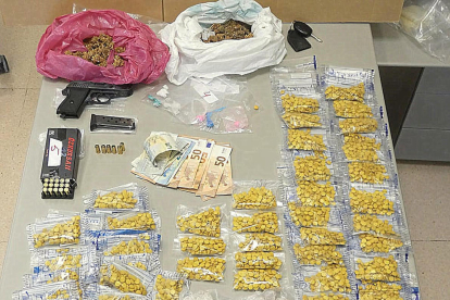 Primer pla de diverses quantitats de drogues comissades en el domicili d'un detingut per la Policia Local de Blanes