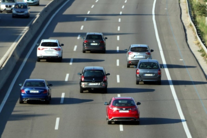 Imagen de vehículos circulando por la autopista AP-7.