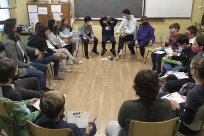 La científica Anna Segarra, experta en cocreació per la innovació de la URV, fent una sessió a l'Escola Pràctiques de Tarragona.