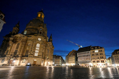 Vista general de la plaza de Neumarkt vacía durante el cierre por el coronavirus en Dresden.