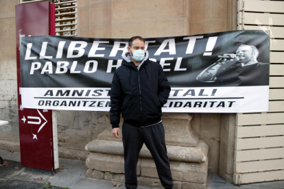 El rapero Pablo Hasél delante de una pancarta que pide su libertad.