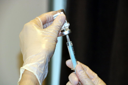 Primer pla de la preparació d'una vacuna d'AstraZeneca.