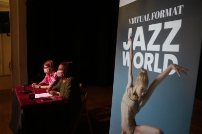 Plano medio de la rueda de prensa de presentación del Jazz World Congress presentado en Reus.
