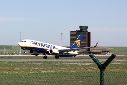 Imatge d'arxiu d'un avió de Ryanair enlairant-se de l'Aeroport de Lleida-Alguaire