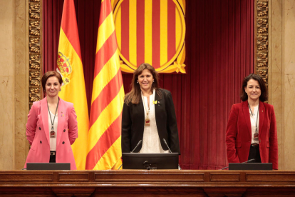 La presidenta del Parlament, Laura Borràs, amb les vicepresidentes Anna Caula i Eva Granados, a l'hemicicle de la cambra,