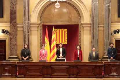 La presidenta del Parlament, Laura Borràs, amb Anna Caula, Eva Granados, Jaume Alonso Cuevillas, Ferran Pedret i Ruben Wagensberg, a l'hemicicle de la cambra.