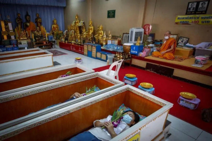 Imatge d'una cerimònia d'un funeral en vida a Tailàndia.