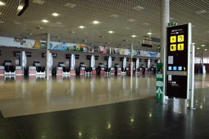 Les instal·lacions buides de l'aeroport de Reus durant l'estat d'alarma per coronavirus.