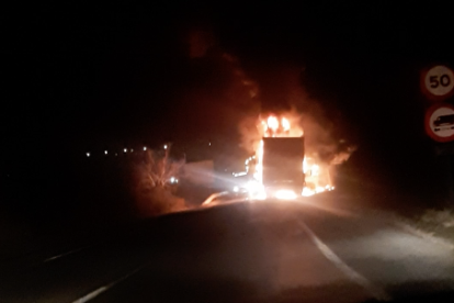 Crema un camió a l'altura de Ferran, al terme d'Altafulla.