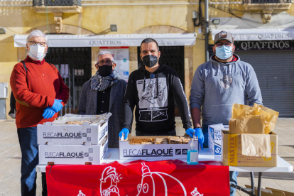 La colla La Bóta reparte coca de llardons el Dijous Gras desde 1985.