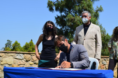 Dídac Nadal (Juntos) firma el pacto de entrada en el gobierno municipal mientras se lo miran Eva Miguel (CUP) y Pau Ricomà (ERC).