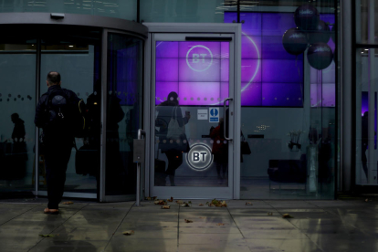 Plano medio de personas entrando en la sede de BT en Londres.