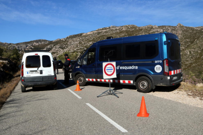 Un vehicle aturat en el control policial fet pels Mossos d'Esquadra al peu del cim del Montcaro, a un dels principals accessos als Ports Tortosa-Beseit.