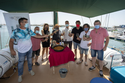 Impulsores y participantes del proyecto 'Wines & Sea' este martes a bordo del Karya.