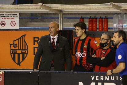 Jordi Garcia, entrenador del Reus Deportiu, en el banquillo en una imagen de archivo.