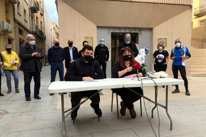Pla general de Ricard Cavallé i Selene Alberich, del Grup de Suport Contra la Repressió de les Terres de l'Ebre, davant del jutjats de Tortosa.