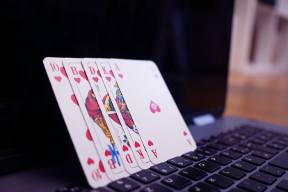 Unas cartas de póquer sobre un ordenador