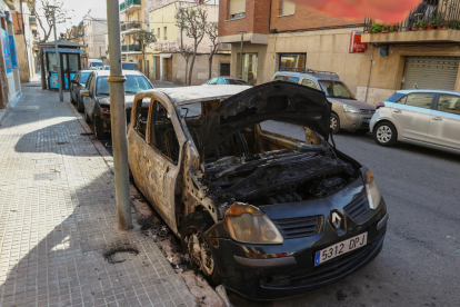 El carrer 21 de Bonavista va patir l'incendi d'un cotxe que va acabar afectant els balcons del bloc.