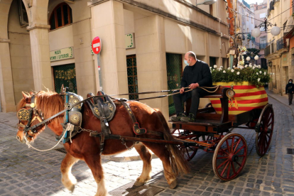 El carruatge de Sant Antoni entrant a la plaça del Blat en la passejada simbòlica per celebrar els Tres Tombs de Valls.