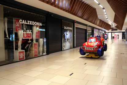 Los establecimientos cerrados del centro comercial del Parc Central de Tarragona.