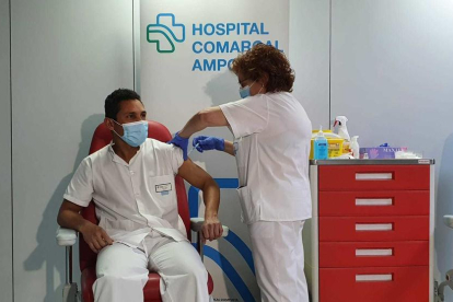 El enfermero Víctor Díaz recibiendo la vacuna Moderna