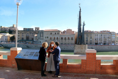 Pere Aragonès i Ester Capella amb l'alcaldessa de Tortosa, Meritxell Roigé, davant del monument franquista.