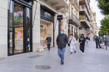 Peatones paseando por la Rambla Nova de Tarragona durante la tarde de ayer.