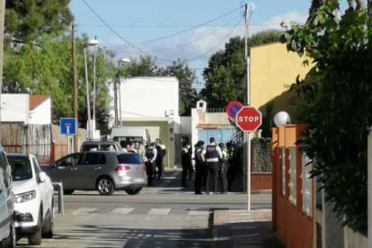 Mossos d'Esquadra y Policía Local en el bloque ocupado.