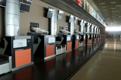 Taulells de les aerolínies tancades a l'aeroport de Reus durant l'estat d'alarma per coronavirus.