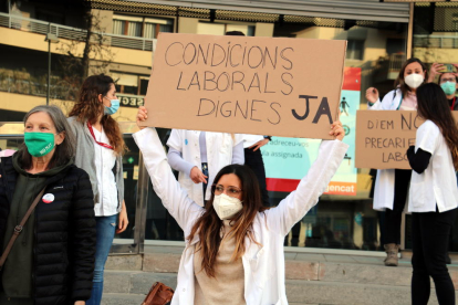 Un cartell reclamant condicions laborals «dignes» durant la vaga de sanitat i serveis assistencials a Girona.