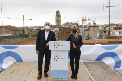 El alcalde de Reus, Carles Pellicer, y la vicealcaldesa, Noemí Llauradó, anunciaron la herramienta desde el terrado del Museu Salvador Vilaseca.