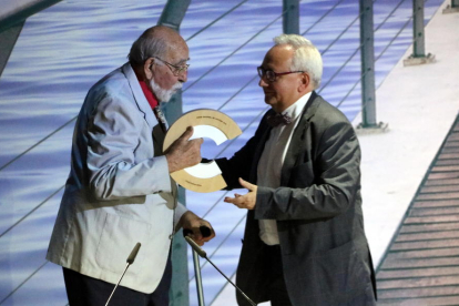 Josep Anton Codina en el momento en que recibió el premio de la mano del poeta y presidente del CoNCA, Carles Duarte en 2018