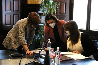 La presidenta del Parlament, Laura Borràs, amb les dues vicepresidentes, Anna Caula i Eva Granados, en la reunió de la Mesa del Parlament.