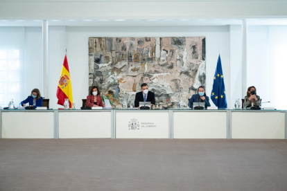 El presidente del gobierno español, Pedro Sánchez, y de los cuatro vicepresidentes a la reunión extraordinaria del Consejo de Ministros para aprobar el fondo de 11.000 MEUR para el tejido empresarial.