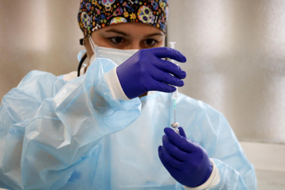 Una enfermera preparando una dosis de la vacuna contra la covid-19.