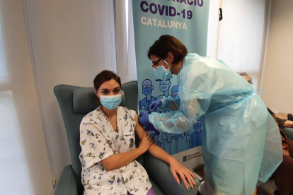 El auxiliar de enfermería Lourdes Julià, recibe la segunda dosis.